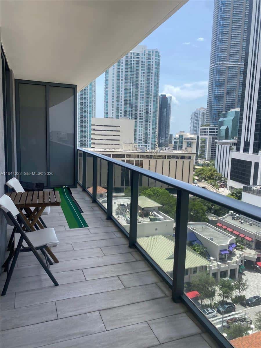 45 SW 9th St # 1005, Miami FL 33130