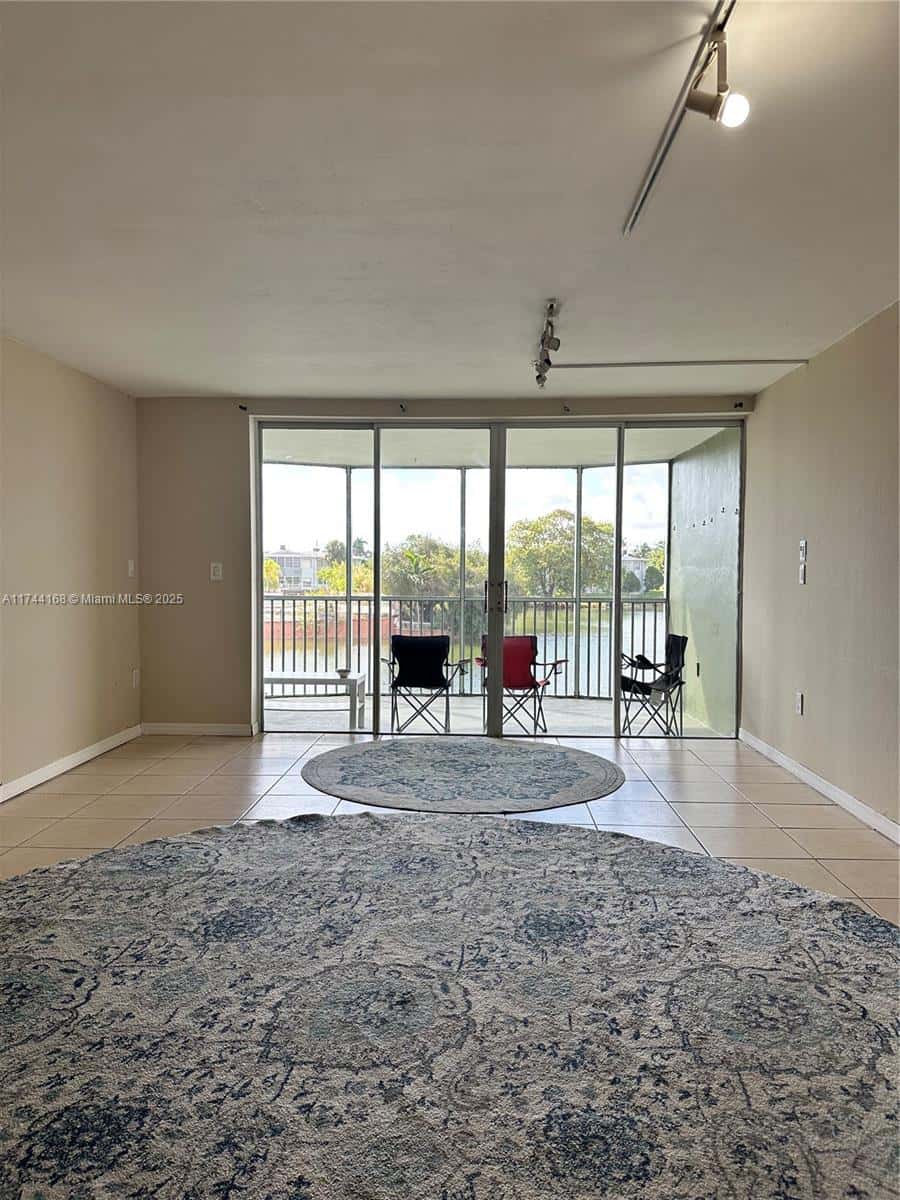 1750 NE 191st St # 4, Miami FL 33179