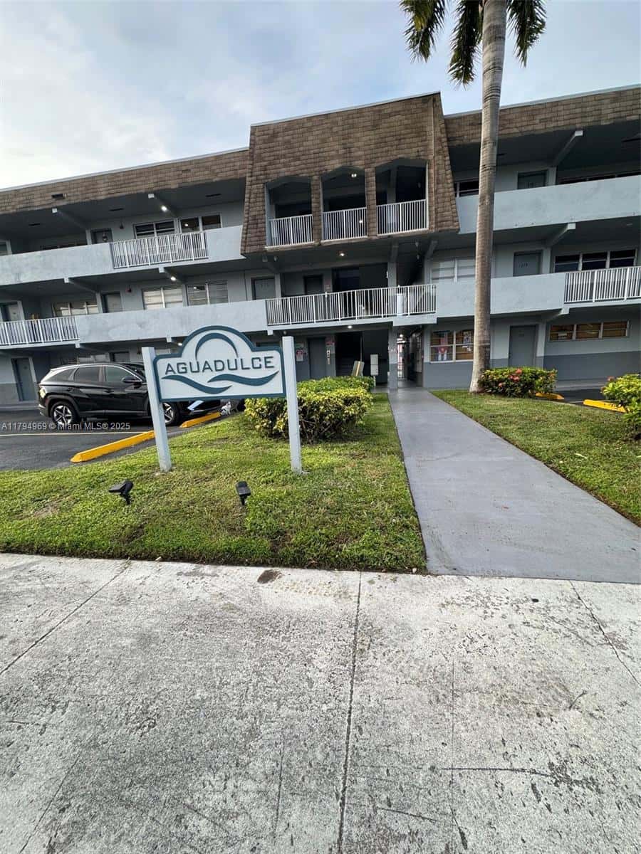 11195 SW 1st St # 314, Sweetwater FL 33174
