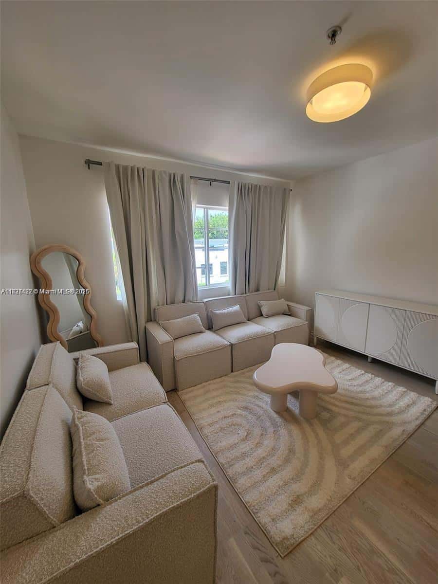 810 7th St # 206, Miami Beach FL 33139