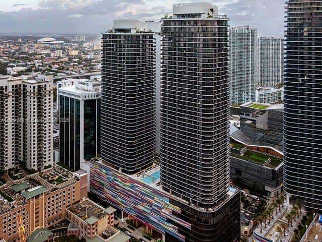 55 SW 9th St # 3009, Miami FL 33130