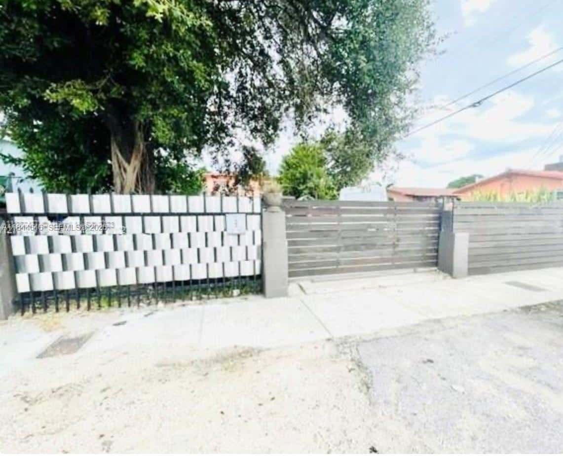 2215 NW 33rd St, Miami FL 33142