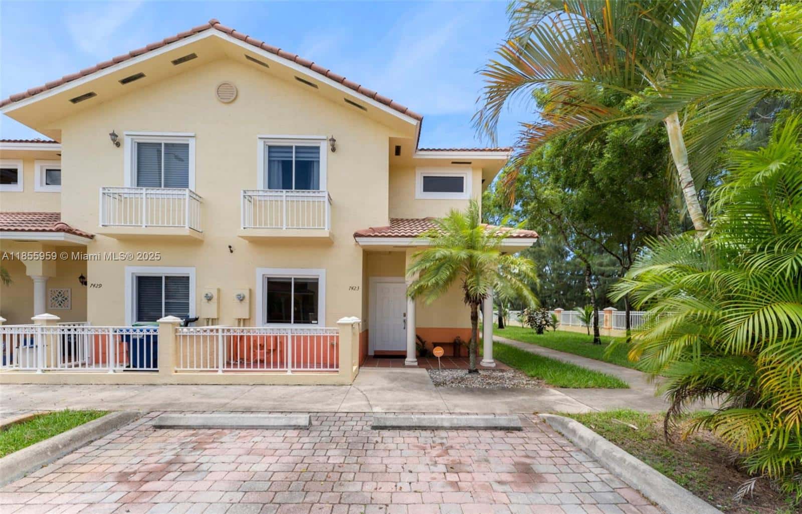 7423 NW 182nd St, Hialeah FL 33015