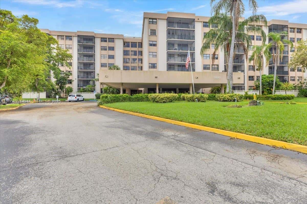 900 NE 195th Street # 607, Miami FL 33179