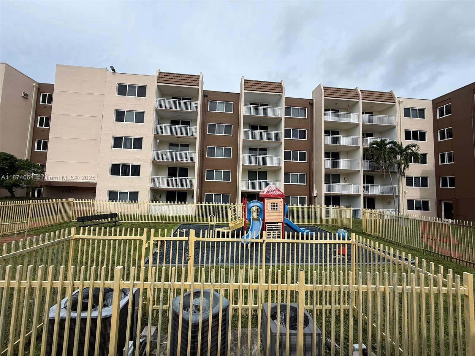 6940 Miami Gardens Dr # 122, Hialeah FL 33015