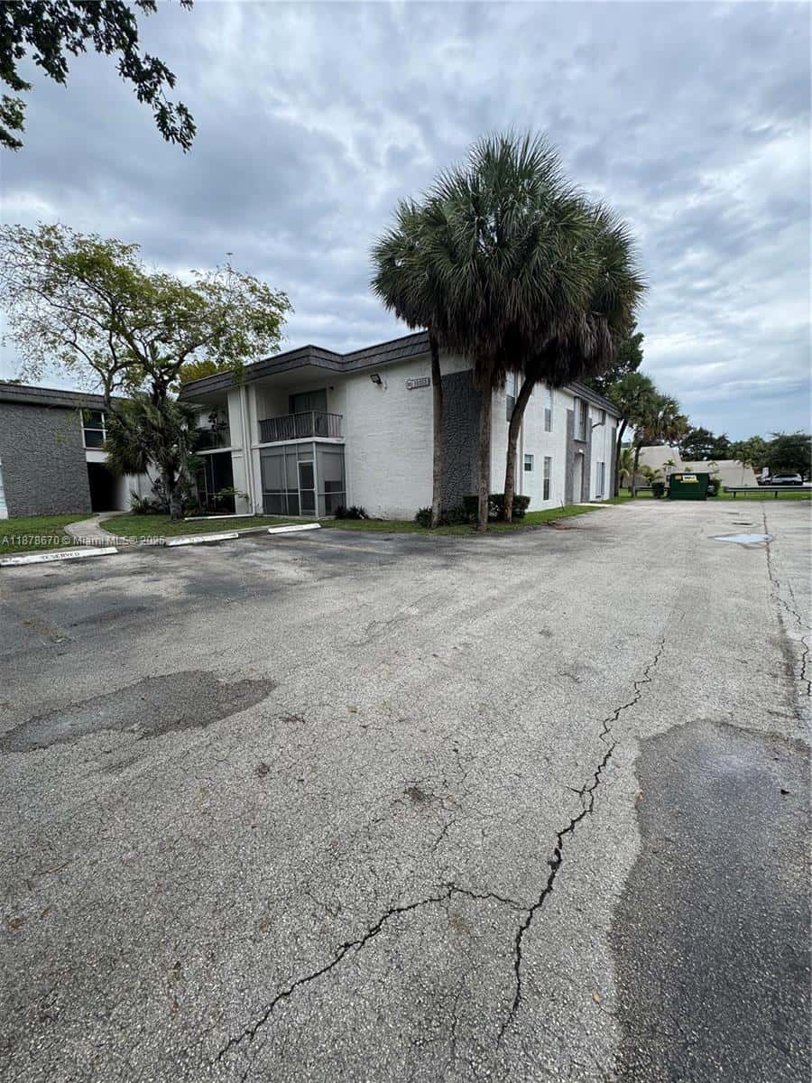 10353 N Kendall Dr, Miami FL 33176