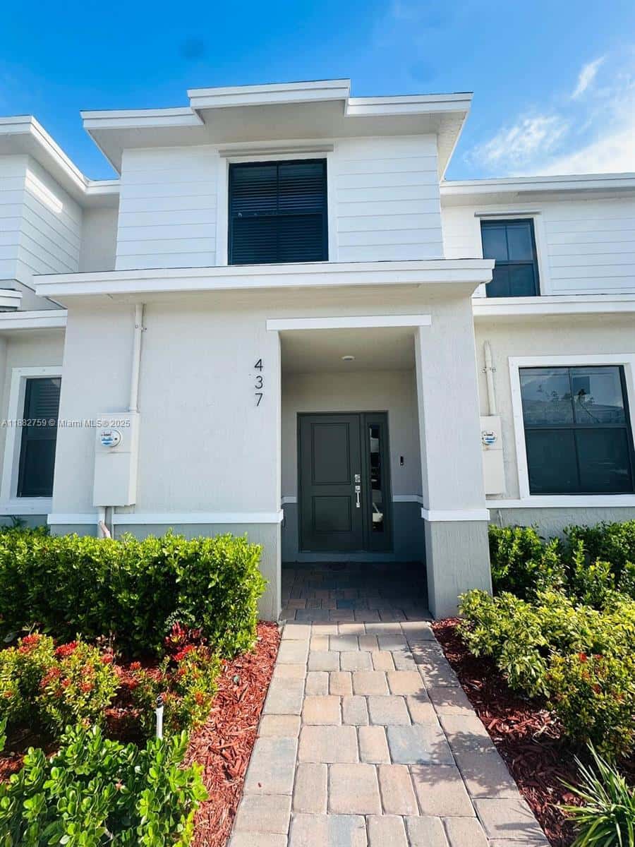 437 NE 13th St, Florida City FL 33034
