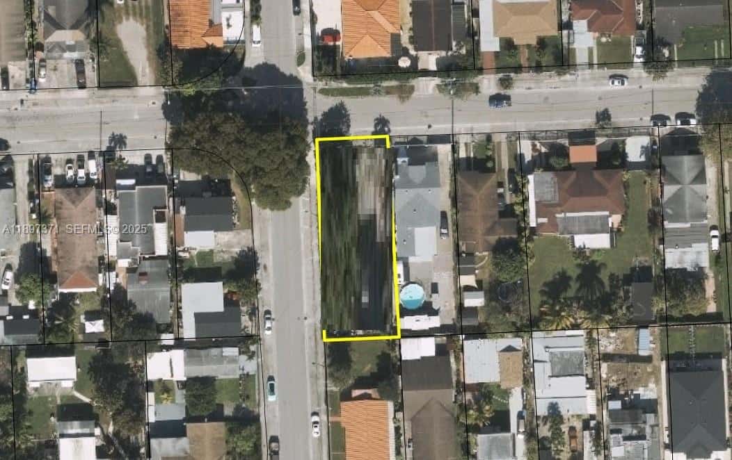 2052 NW 27th St, Miami FL 33142