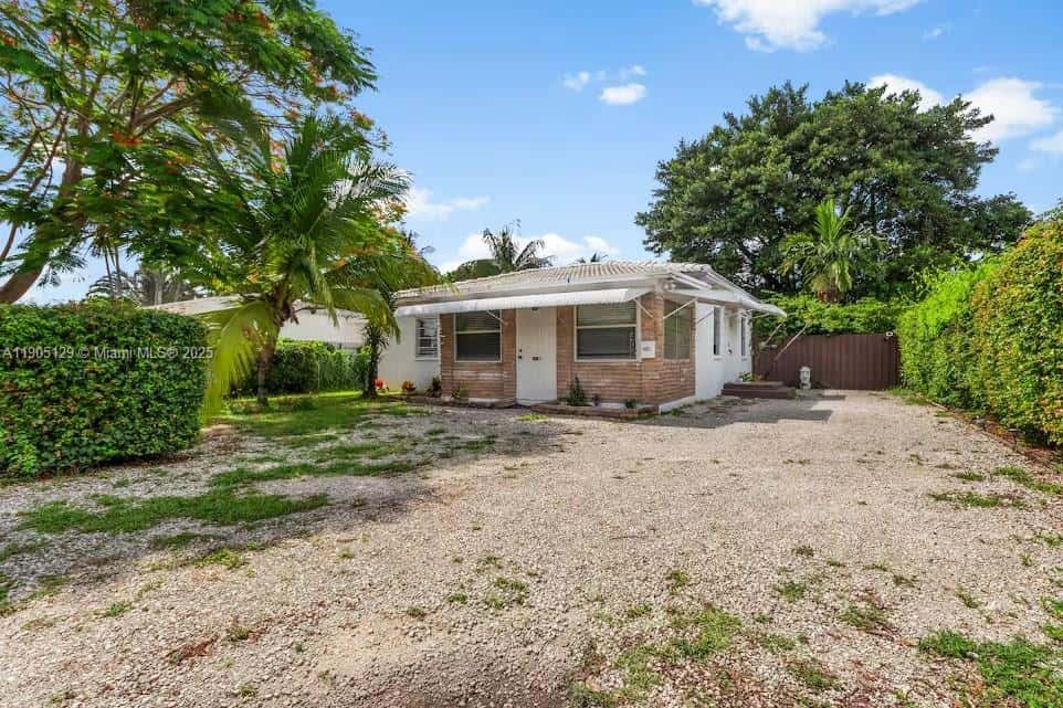 402 NW 102nd St, Miami FL 33150