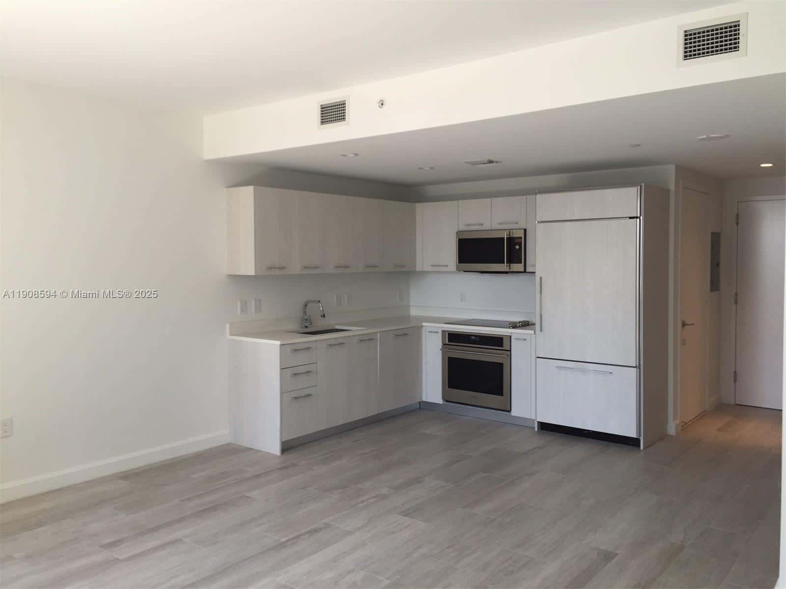 45 SW 9 st # 1402, Miami FL 33131