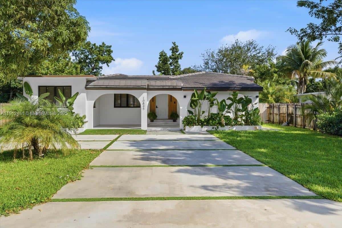 10845 Peachtree Dr, Miami FL 33161