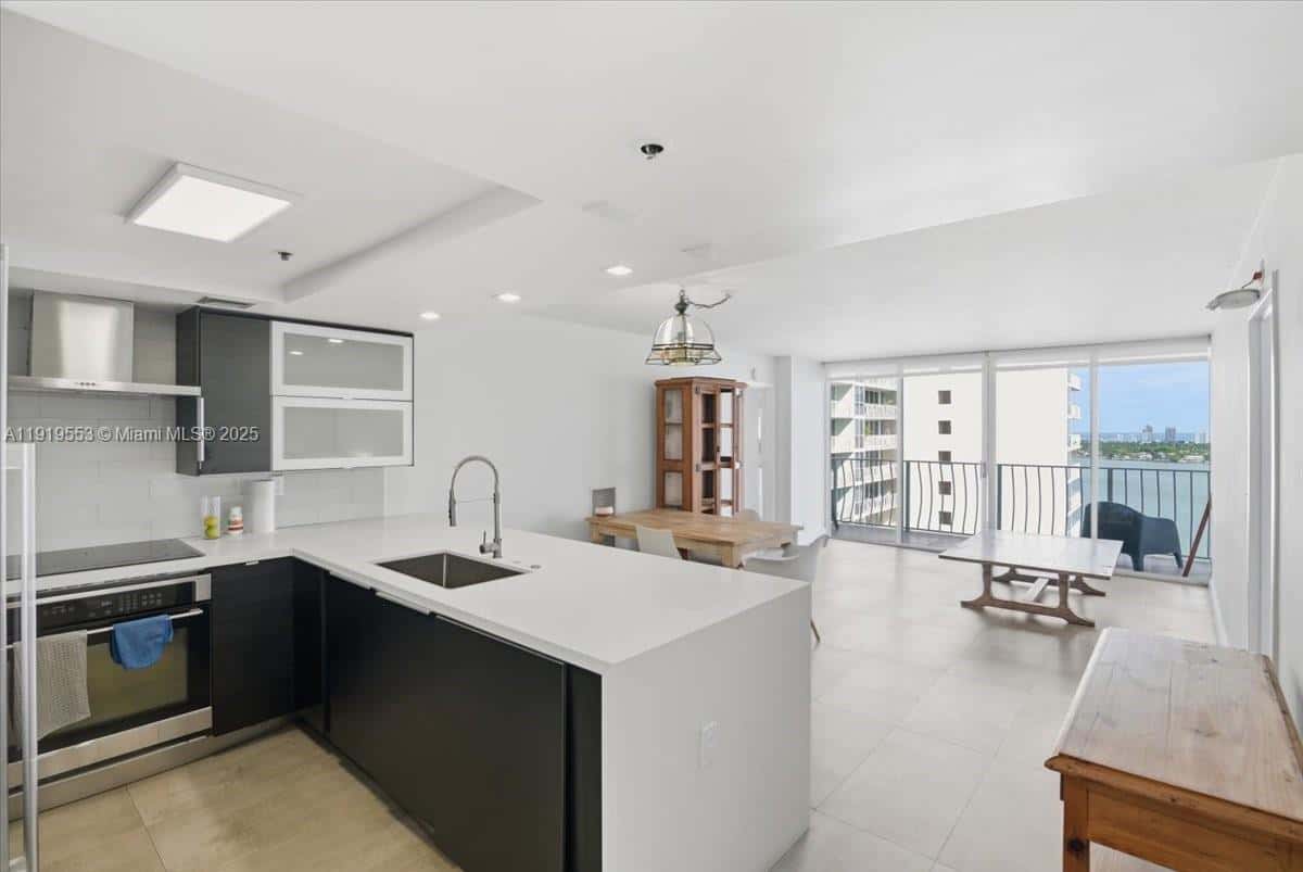 7601 E Treasure Dr # 2109, North Bay Village FL 33141