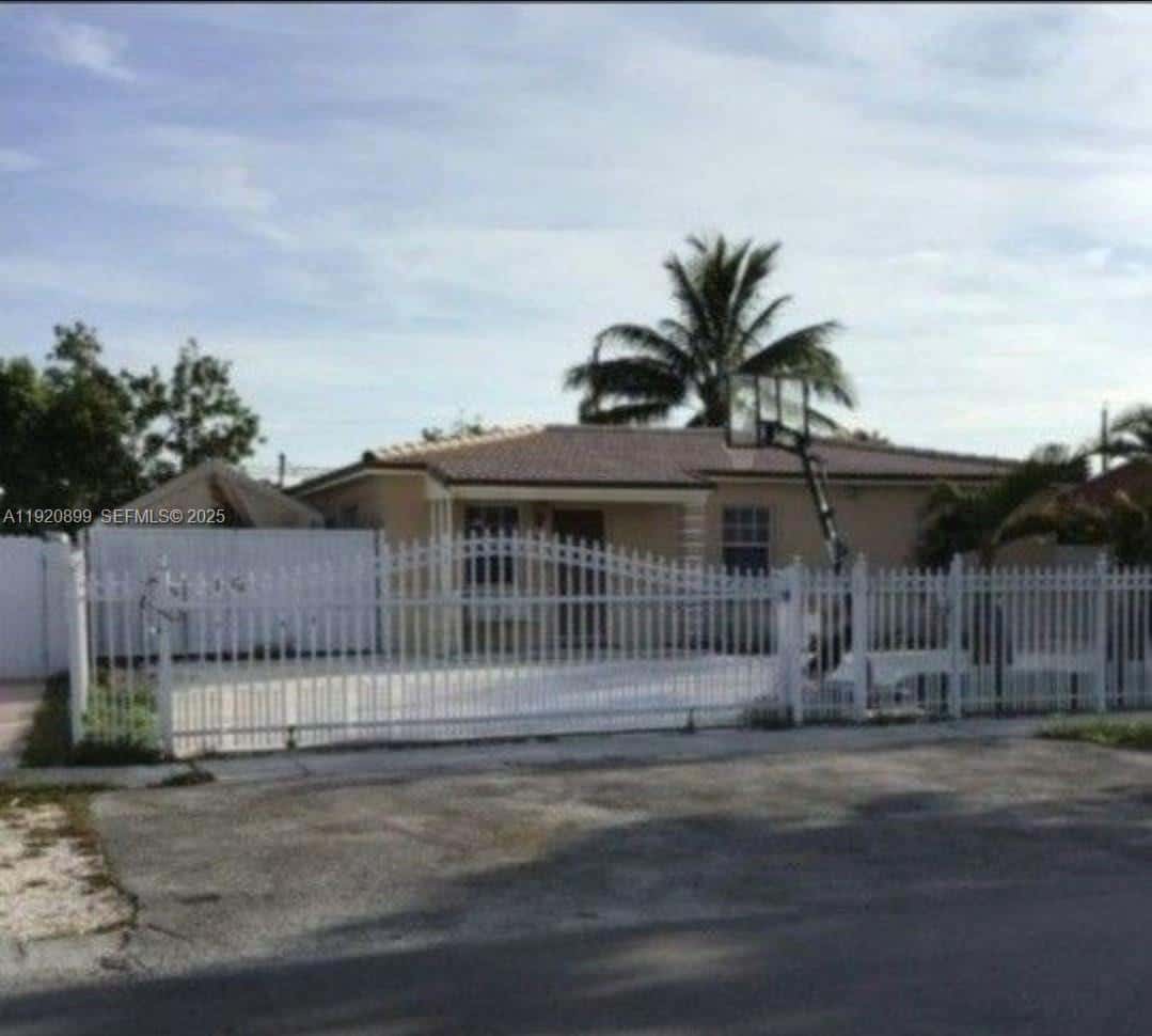 621 E 39th St, Hialeah FL 33013