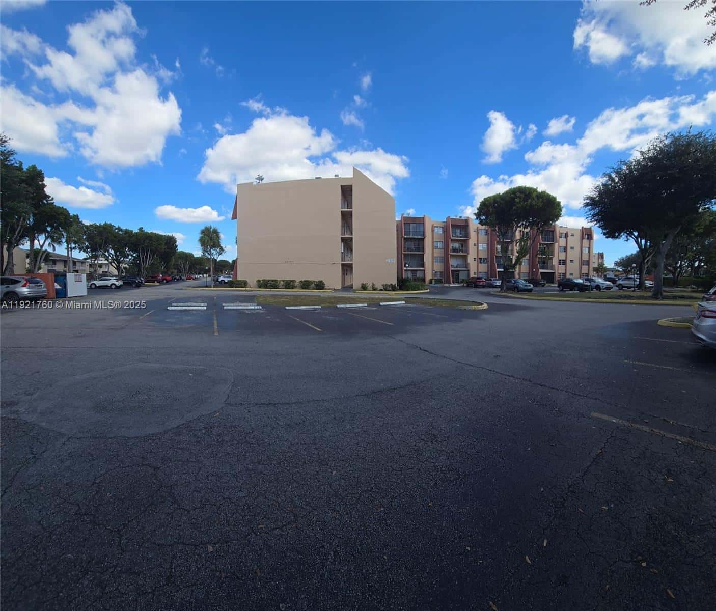 13707 Kendale Lakes Cir, Miami FL 33183