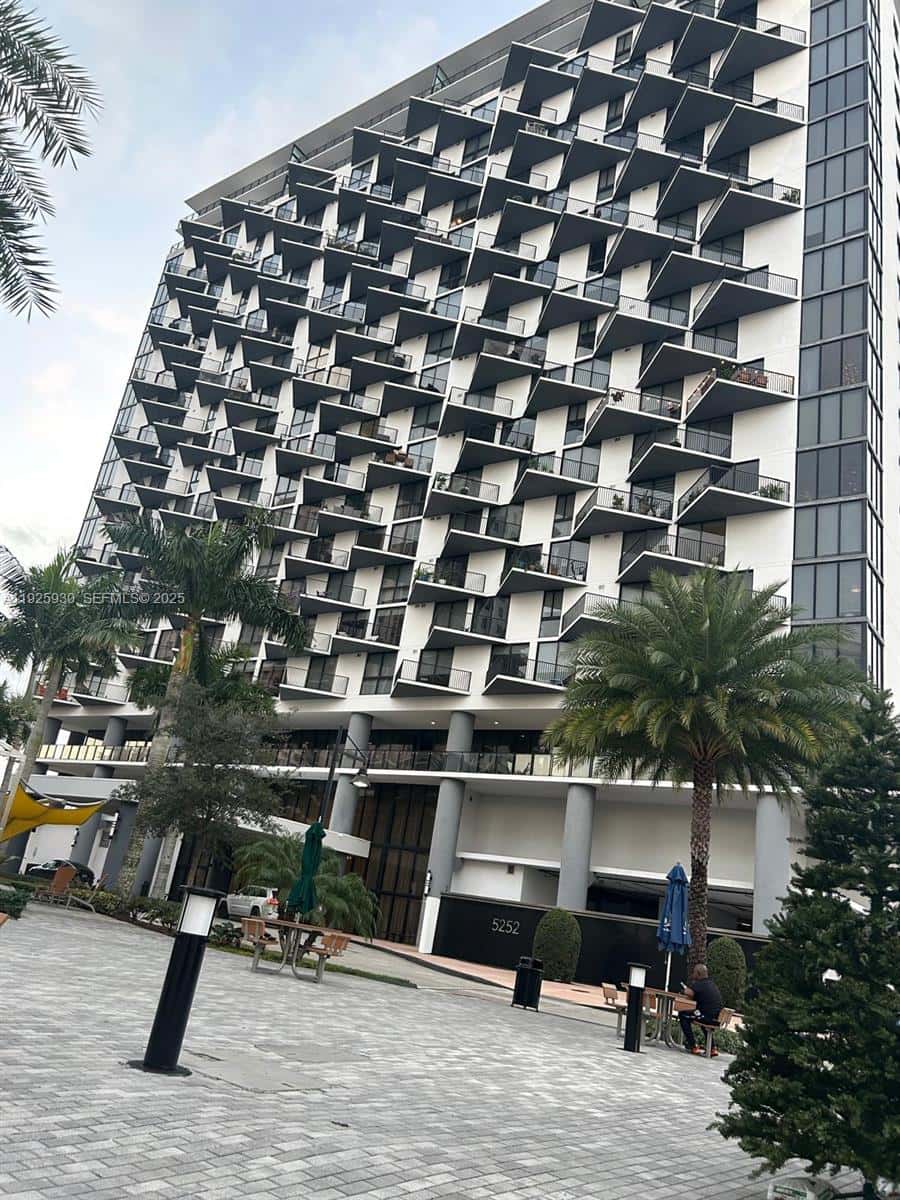 5252 NW 85th Ave # 706, Doral FL 33166