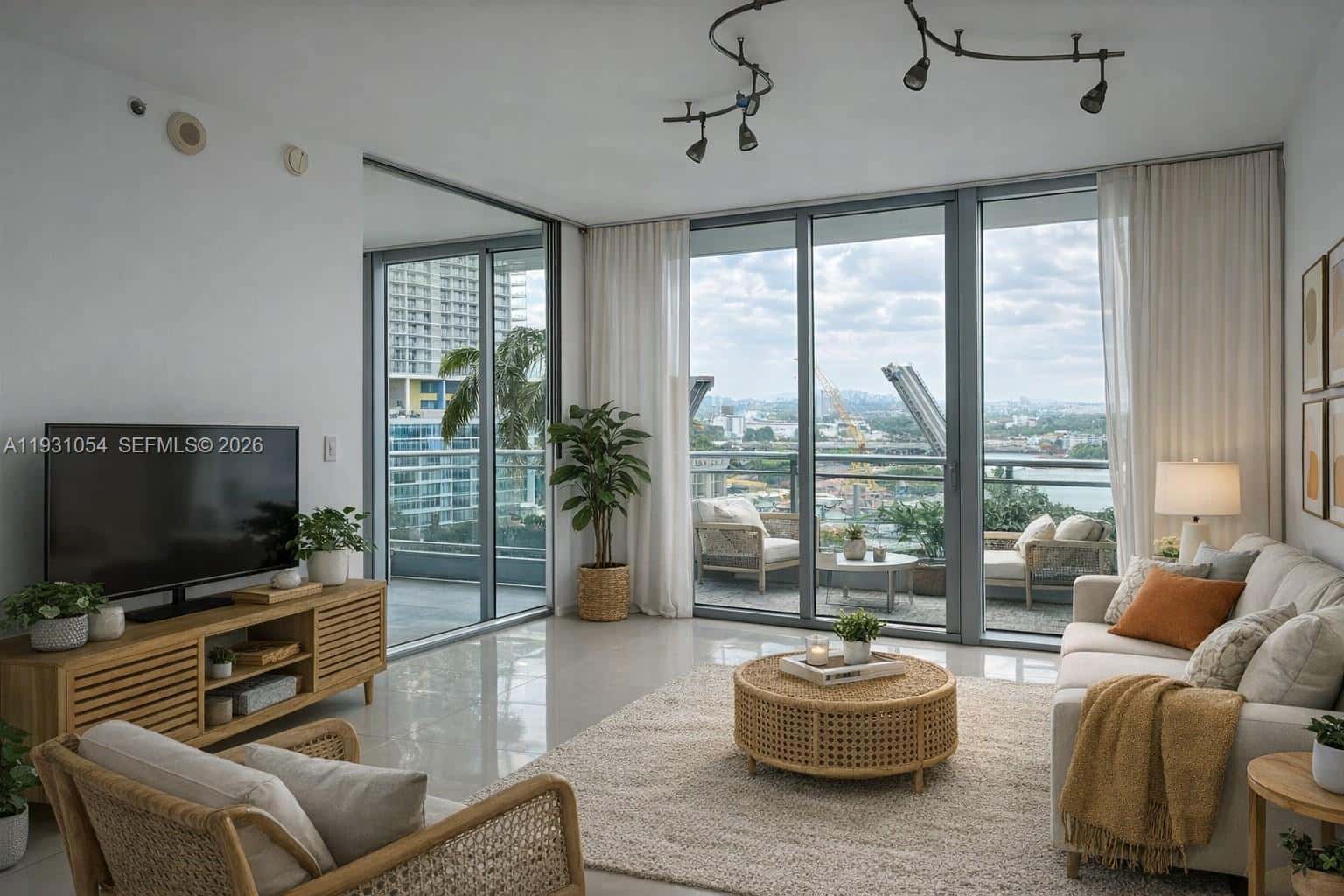 92 SW 3rd St # 1408, Miami FL 33130