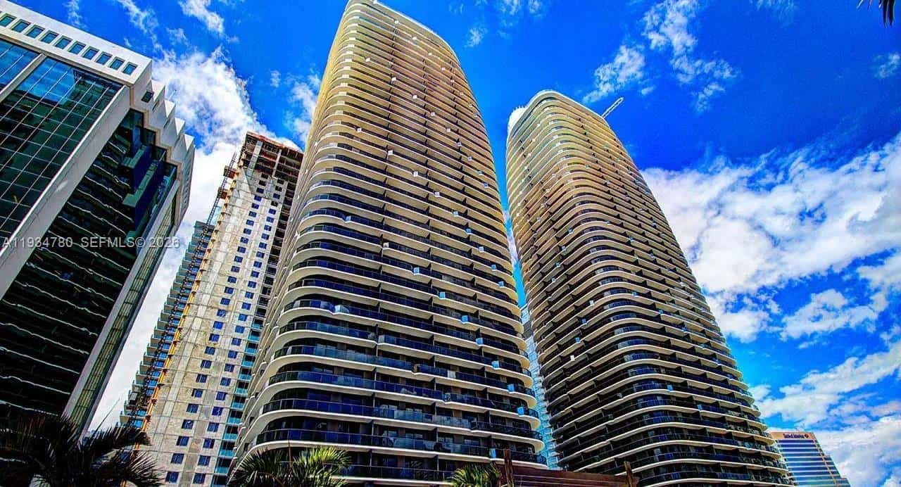 45 SW 9th St # 3210, Miami FL 33130