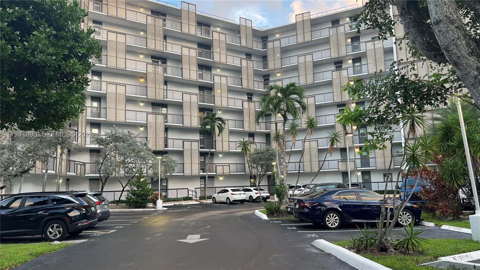 20500 W Country Club Dr # 117, Aventura FL 33180