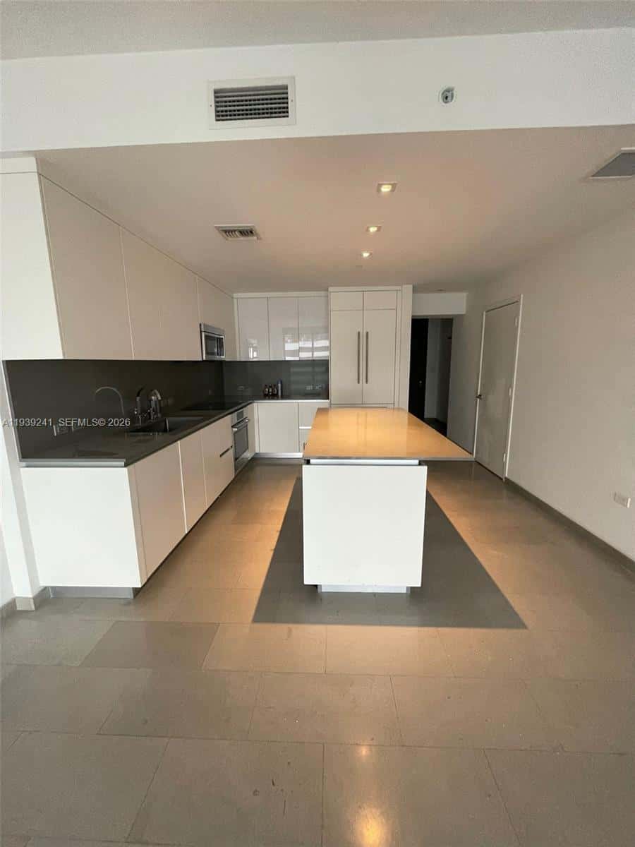 88 SW 7th St # 1608, Miami FL 33130