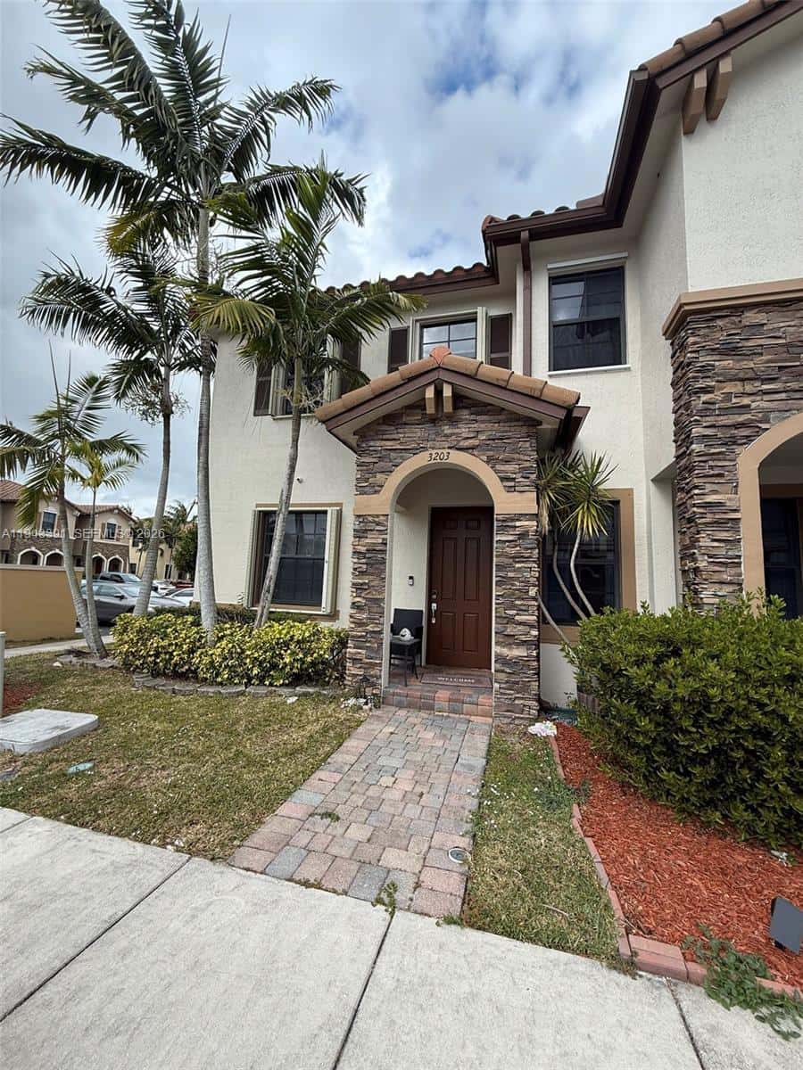 3203 SE 7th St, Homestead FL 33033