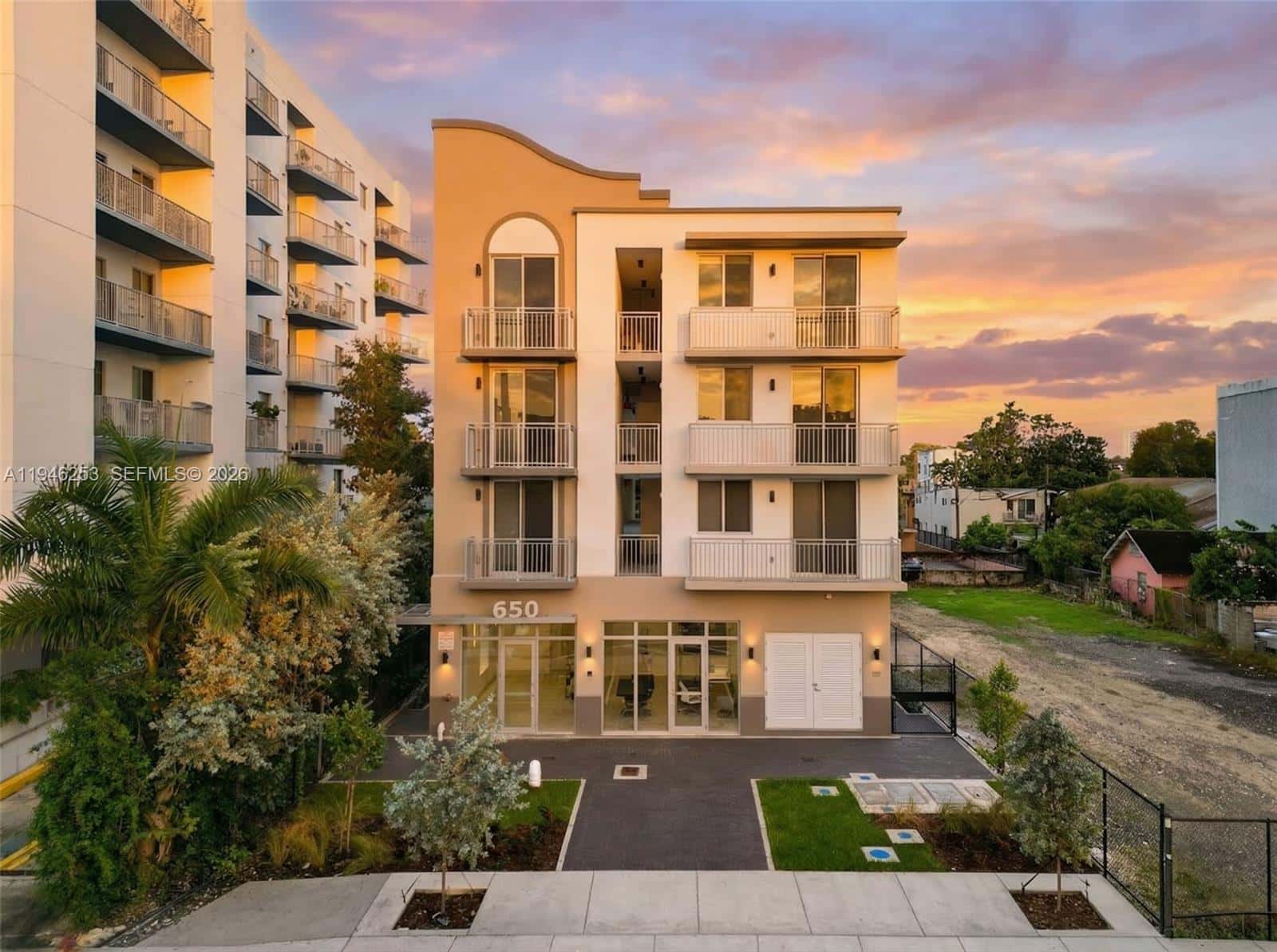 650 SW 1st St # 305, Miami FL 33130