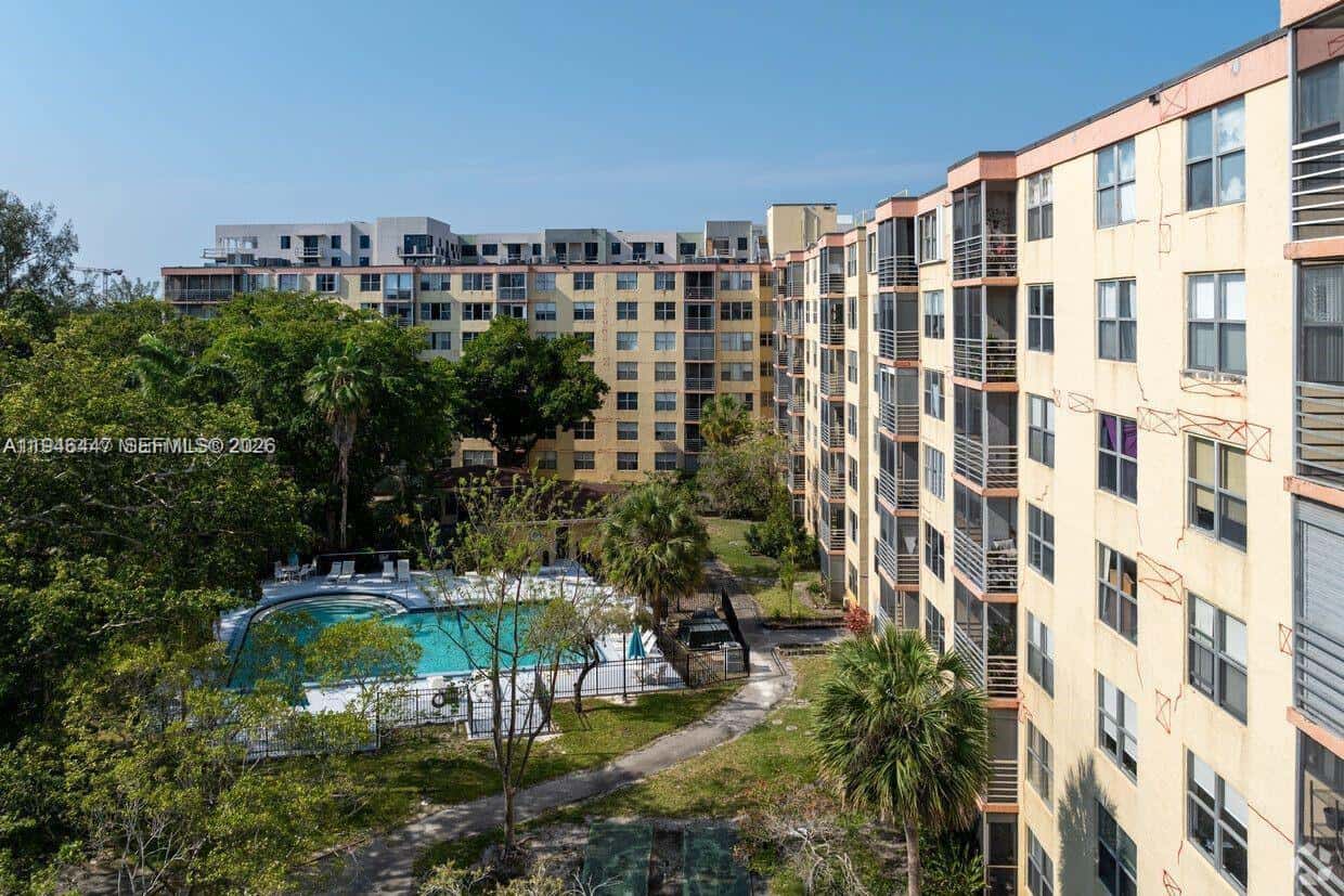 17890 W Dixie # 302, Miami FL 33160