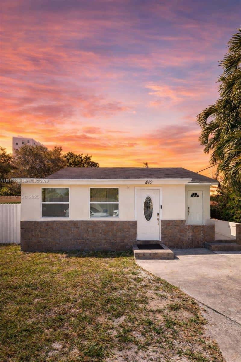 810 NW 21st Ct, Miami FL 33125