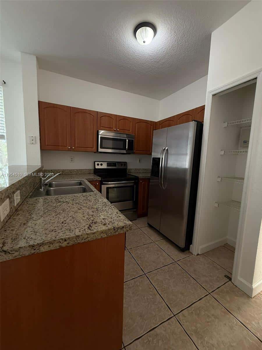 17640 NW 73rd Ave # 19, Hialeah FL 33015