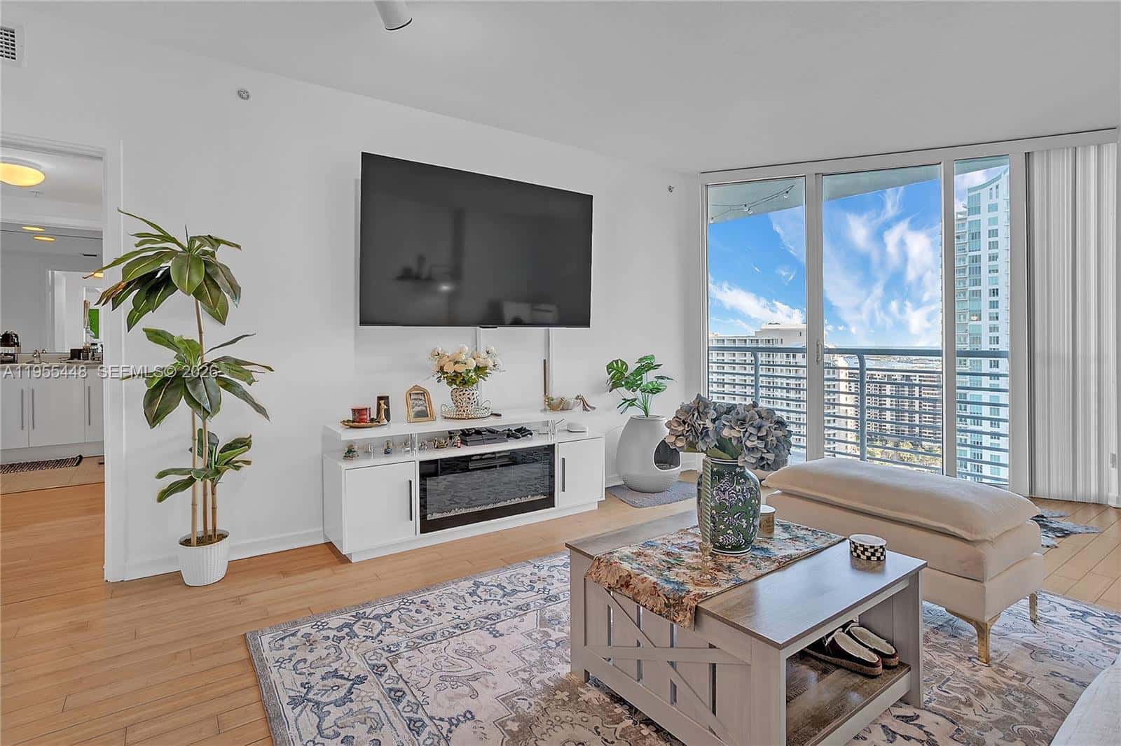 325 S BISCAYNE BL # 3117, Miami FL 33131