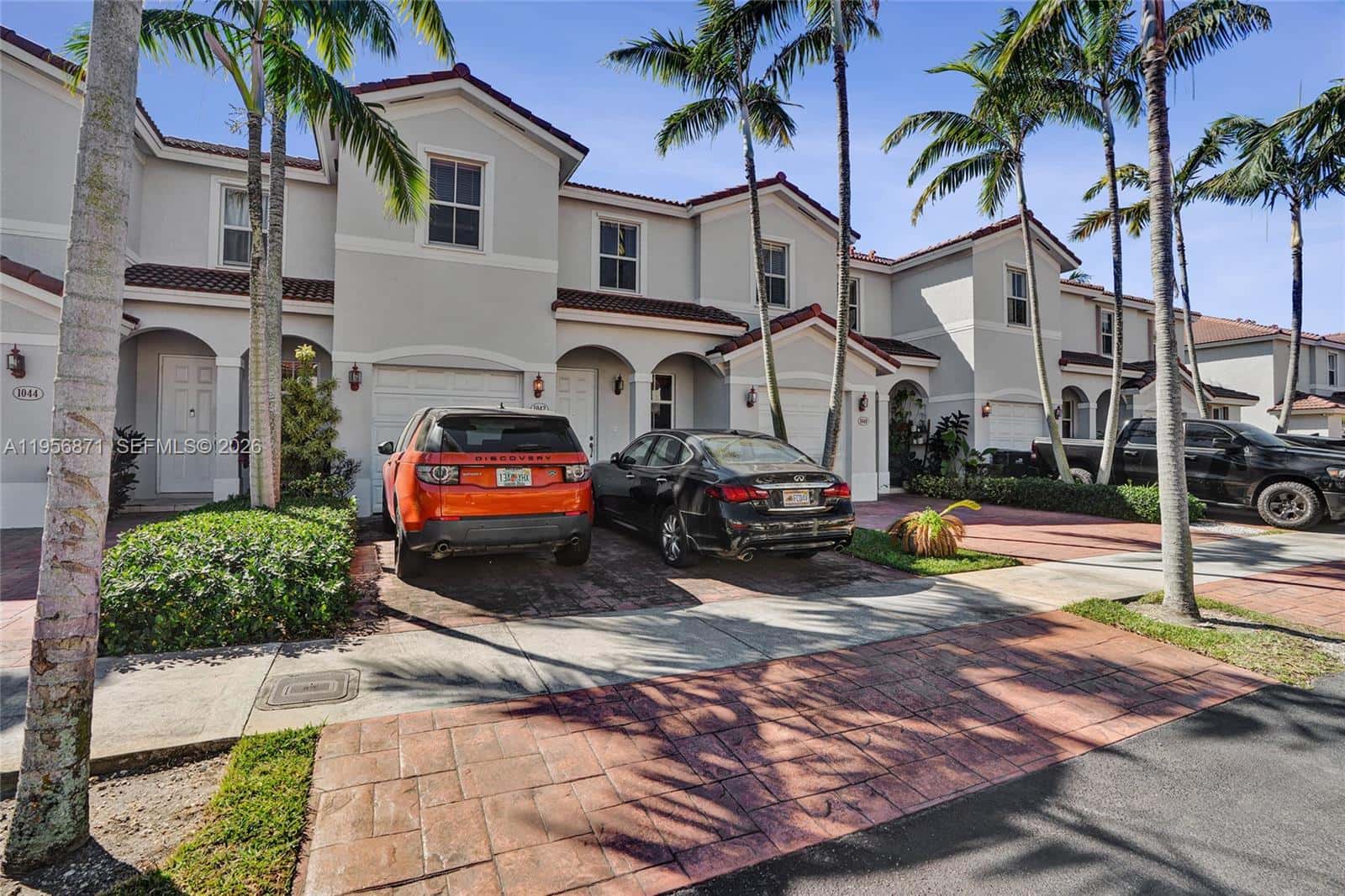 1042 NE 207th Ter, Miami FL 33179