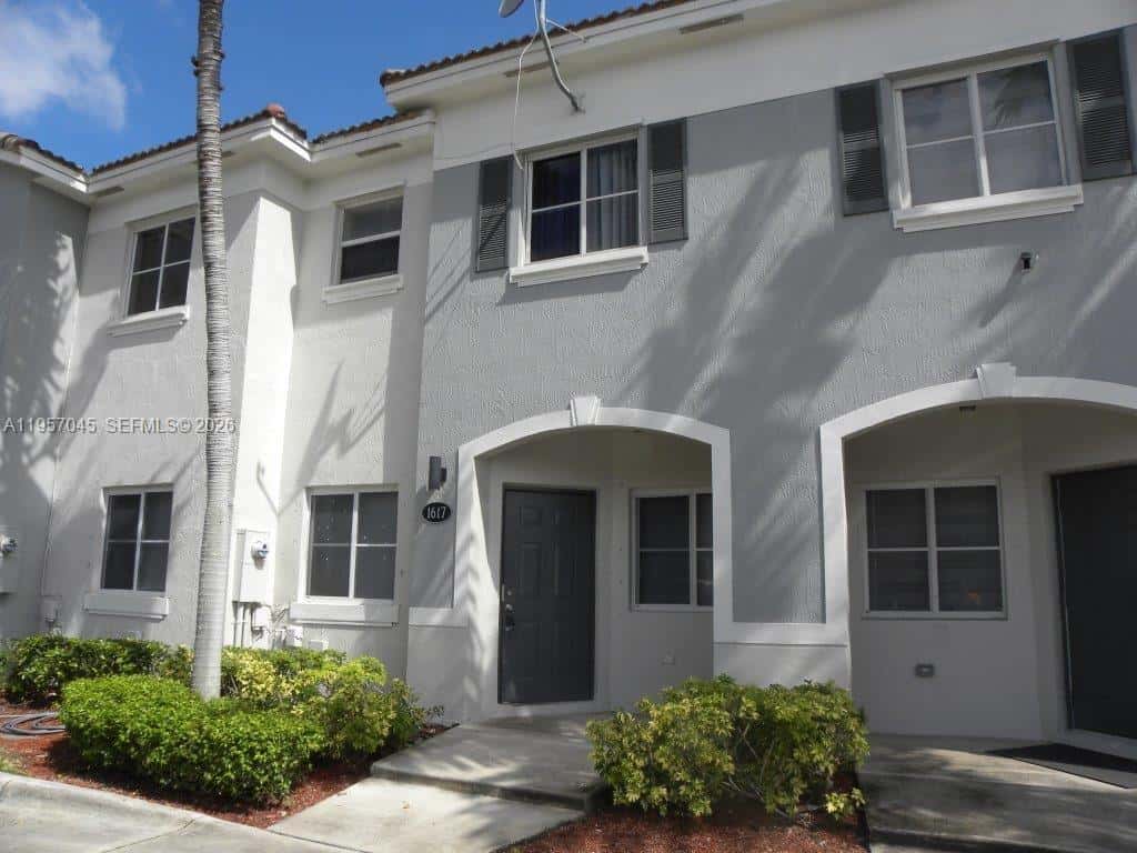 1617 SE 30th St, Homestead FL 33035