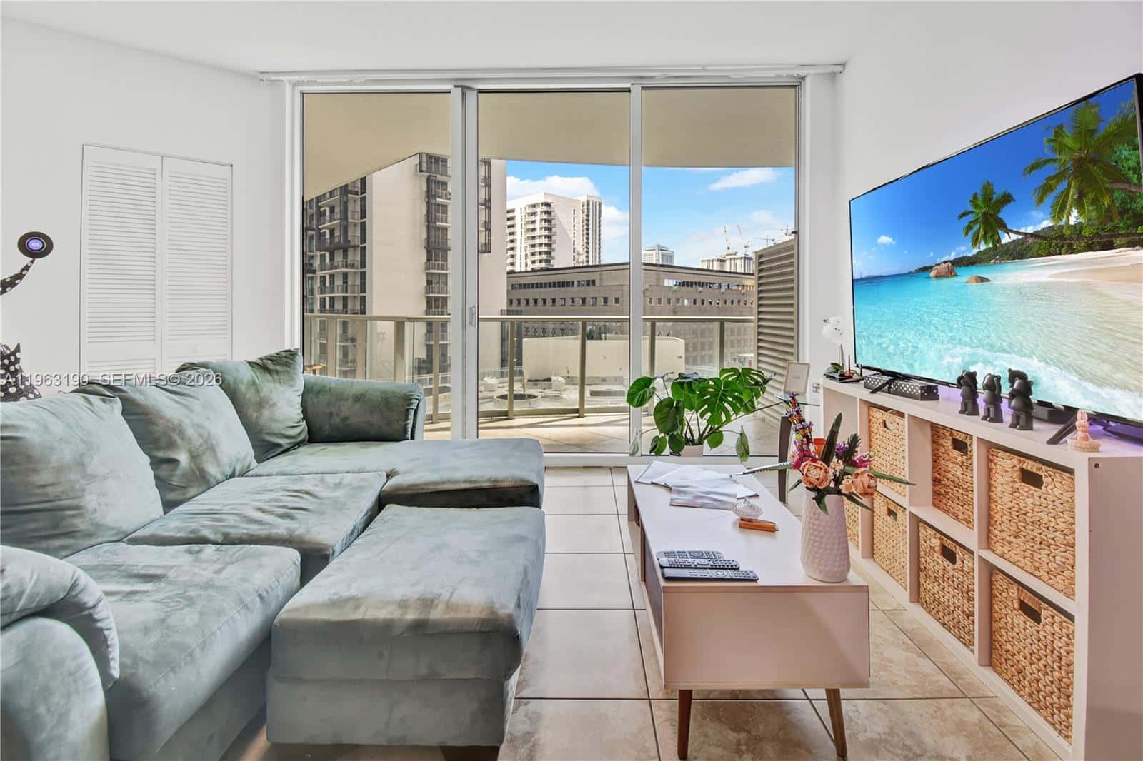 300 S Biscayne Blvd # 1405, Miami FL 33131