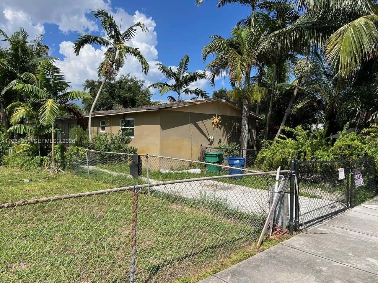 3921-3923 NW 164th St, Miami Gardens FL 33054