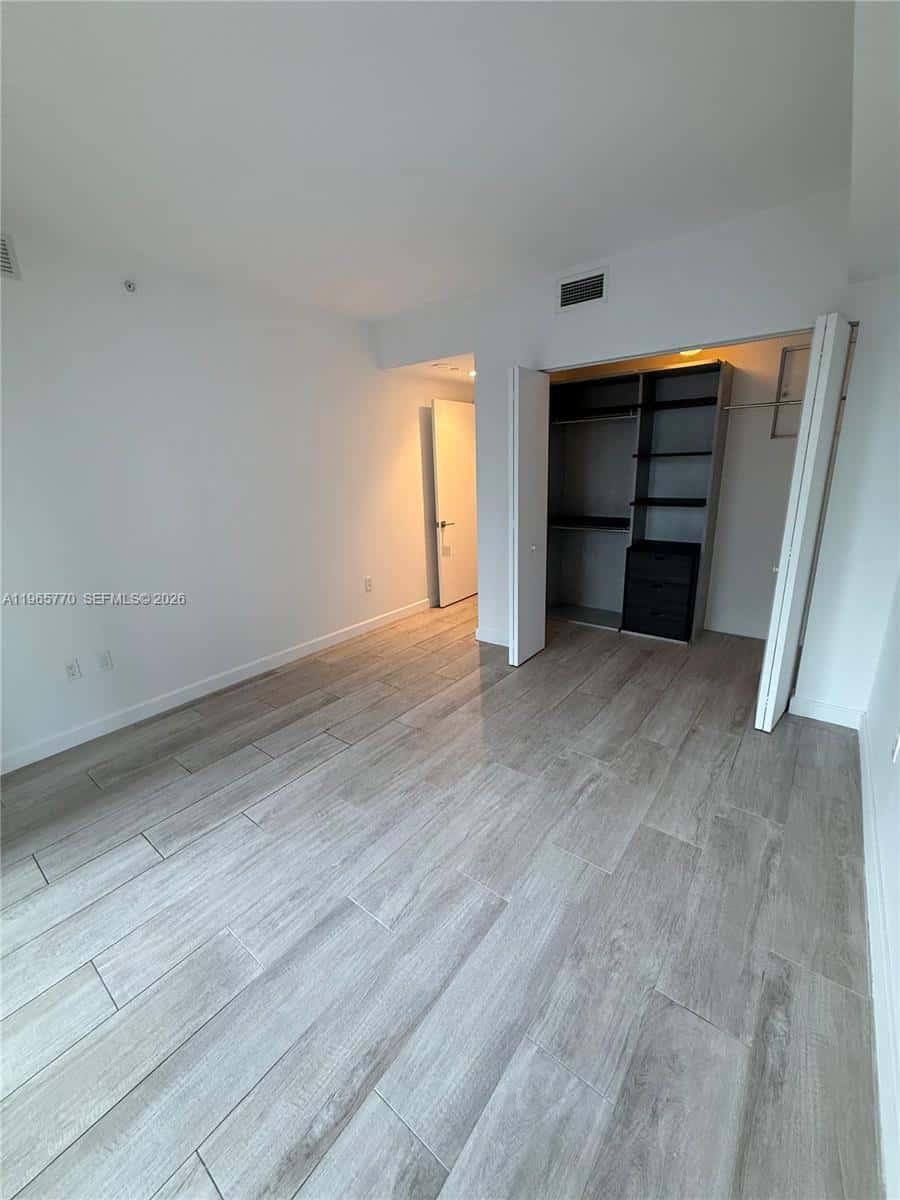 45 SW 9th St # 1004, Miami FL 33130