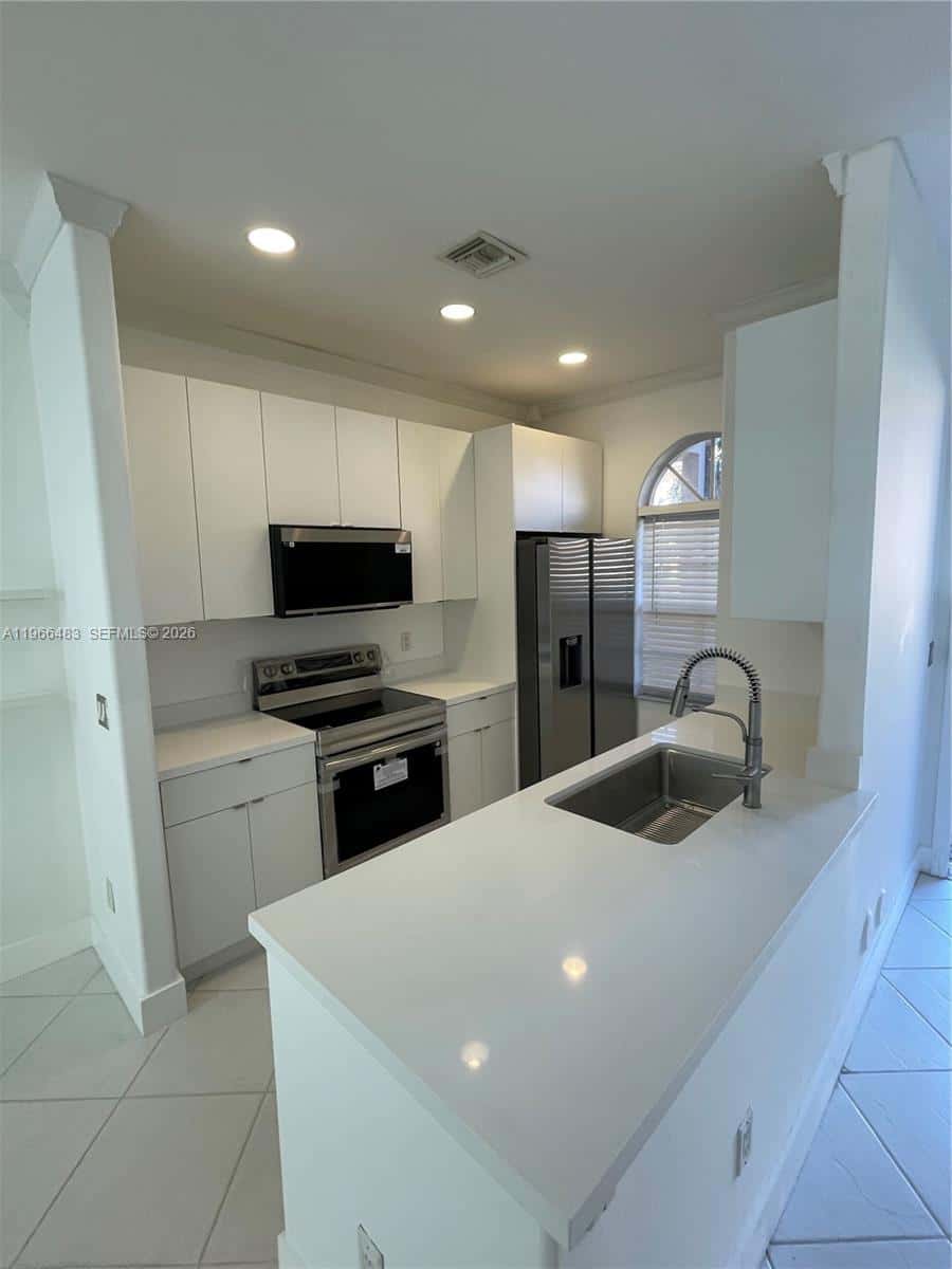 703 NE 195th St # 703, Miami FL 33179