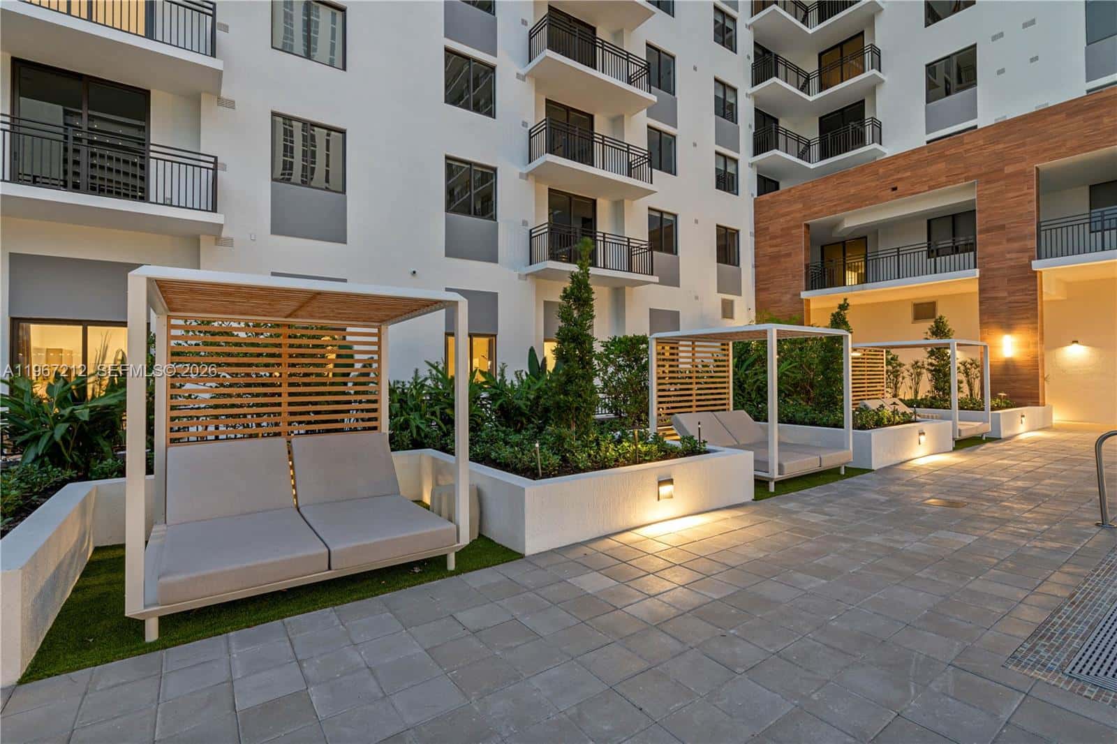16395 Biscayne Blvd # 2210, North Miami Beach FL 33160