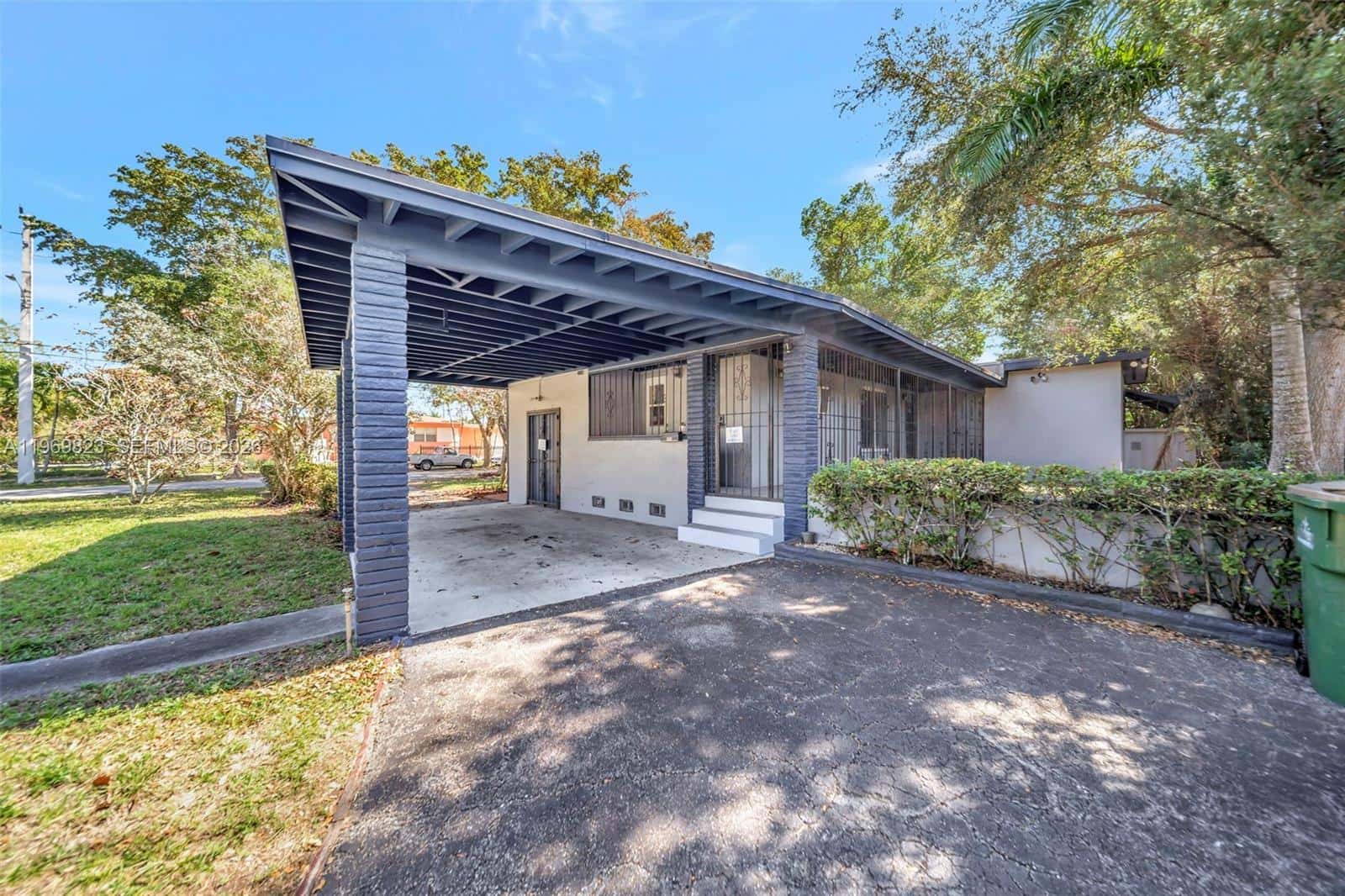 890 NE 138th St, North Miami FL 33161