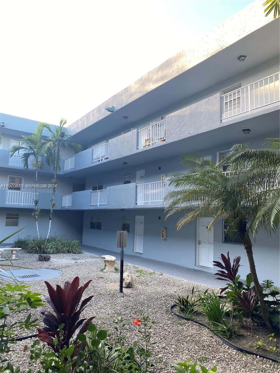 1735 W 60th St # M301, Hialeah FL 33012