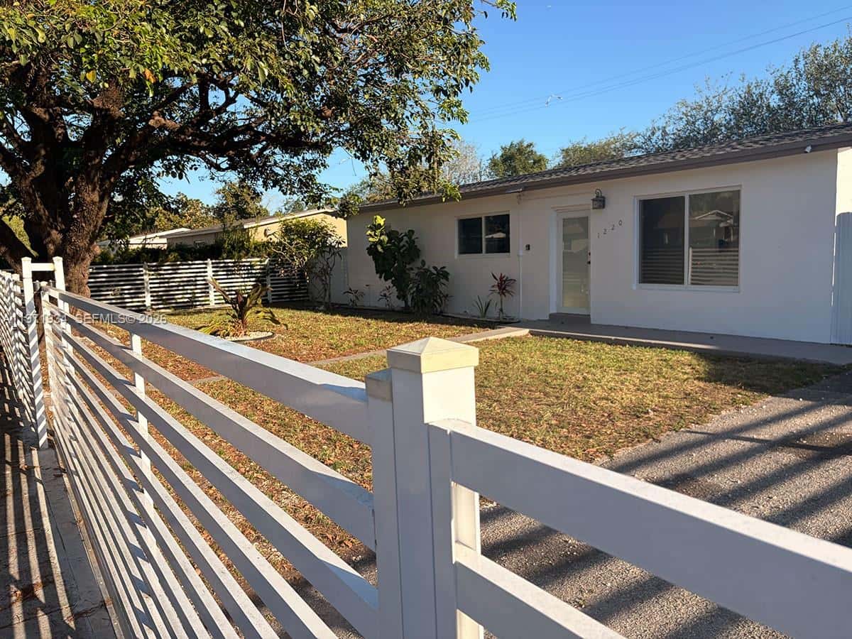 1220 NE 206th St, Miami FL 33179