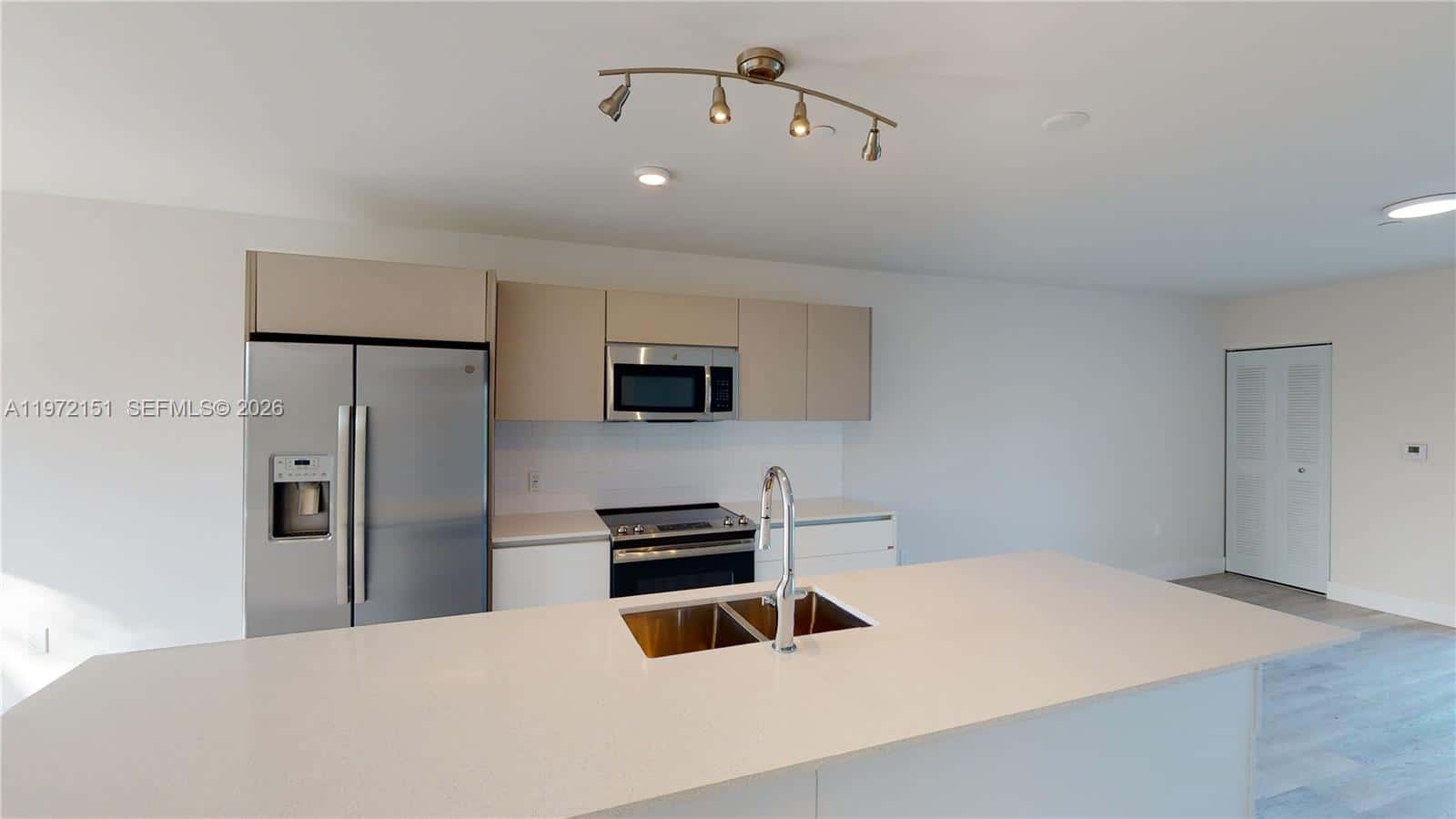 2555 NE 193rd St # 2224, Miami FL 33180