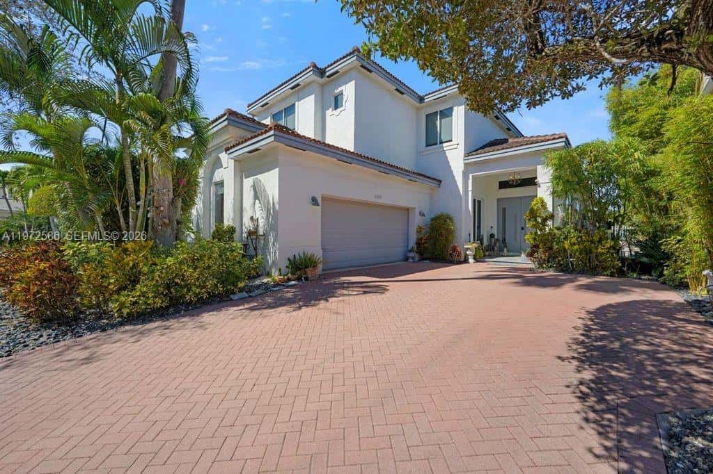 1615 NE 196th St, Miami FL 33179