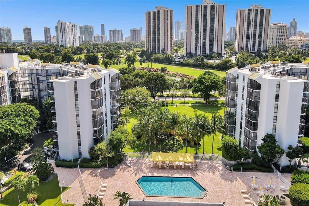 20500 W Country Club Drive # 416, Aventura FL 33180