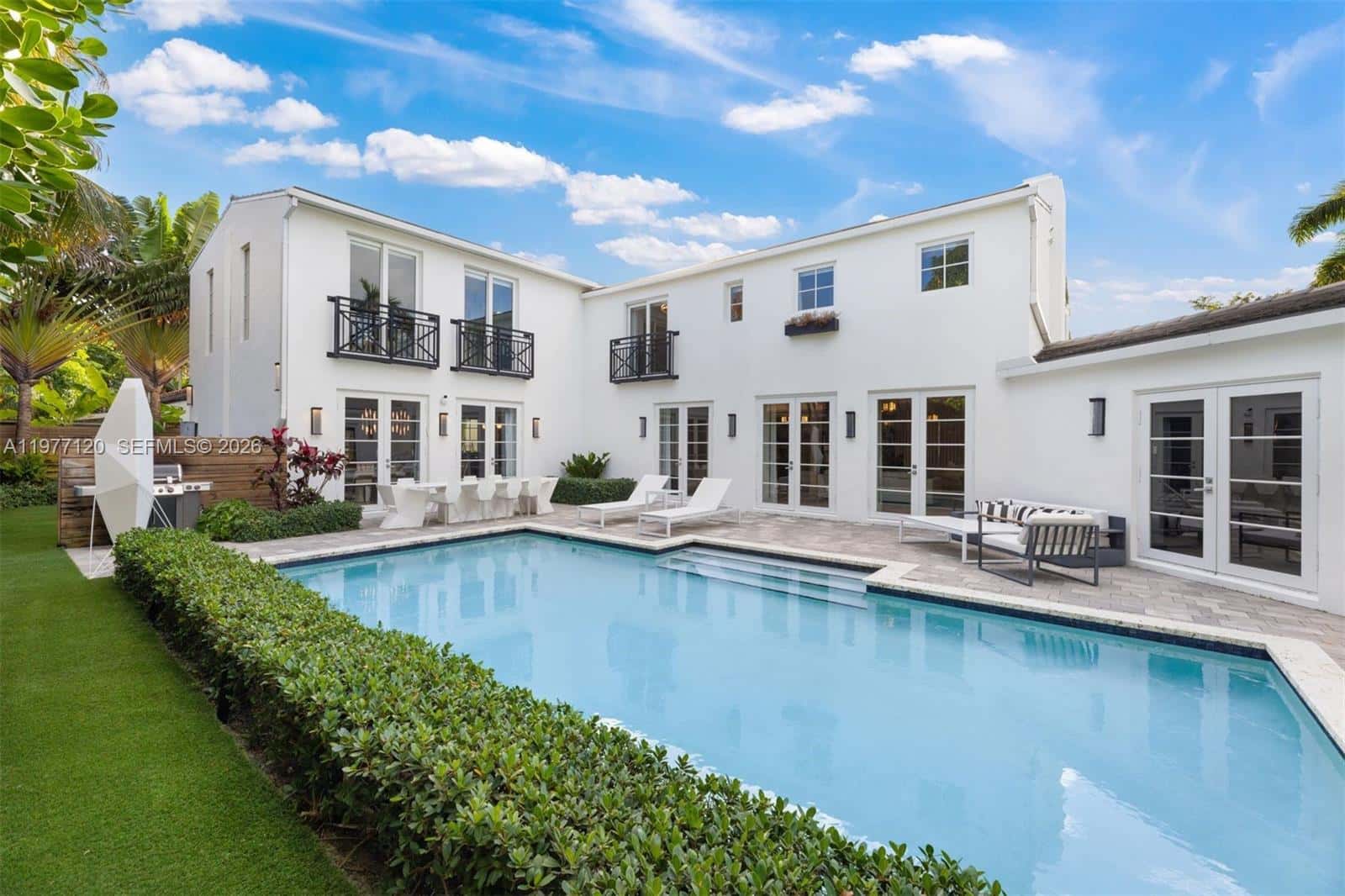 2887 Pine Tree Dr, Miami Beach FL 33140