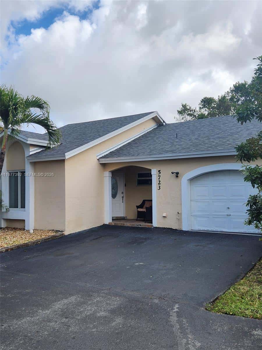 5723 NW 100th Ct, Doral FL 33178