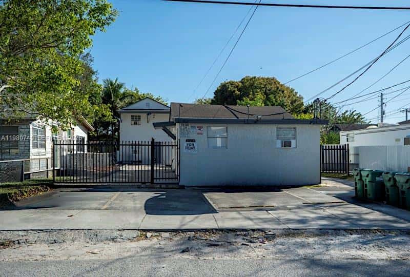 2378 NW 60th St, Miami FL 33142