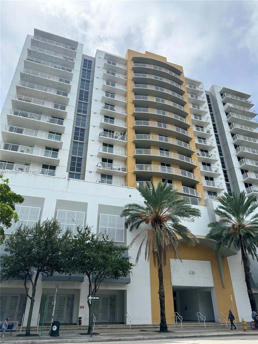 900 SW 8th St # 604, Miami FL 33130