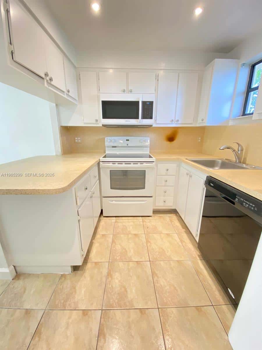 8290 Lake Dr # 449, Doral FL 33166