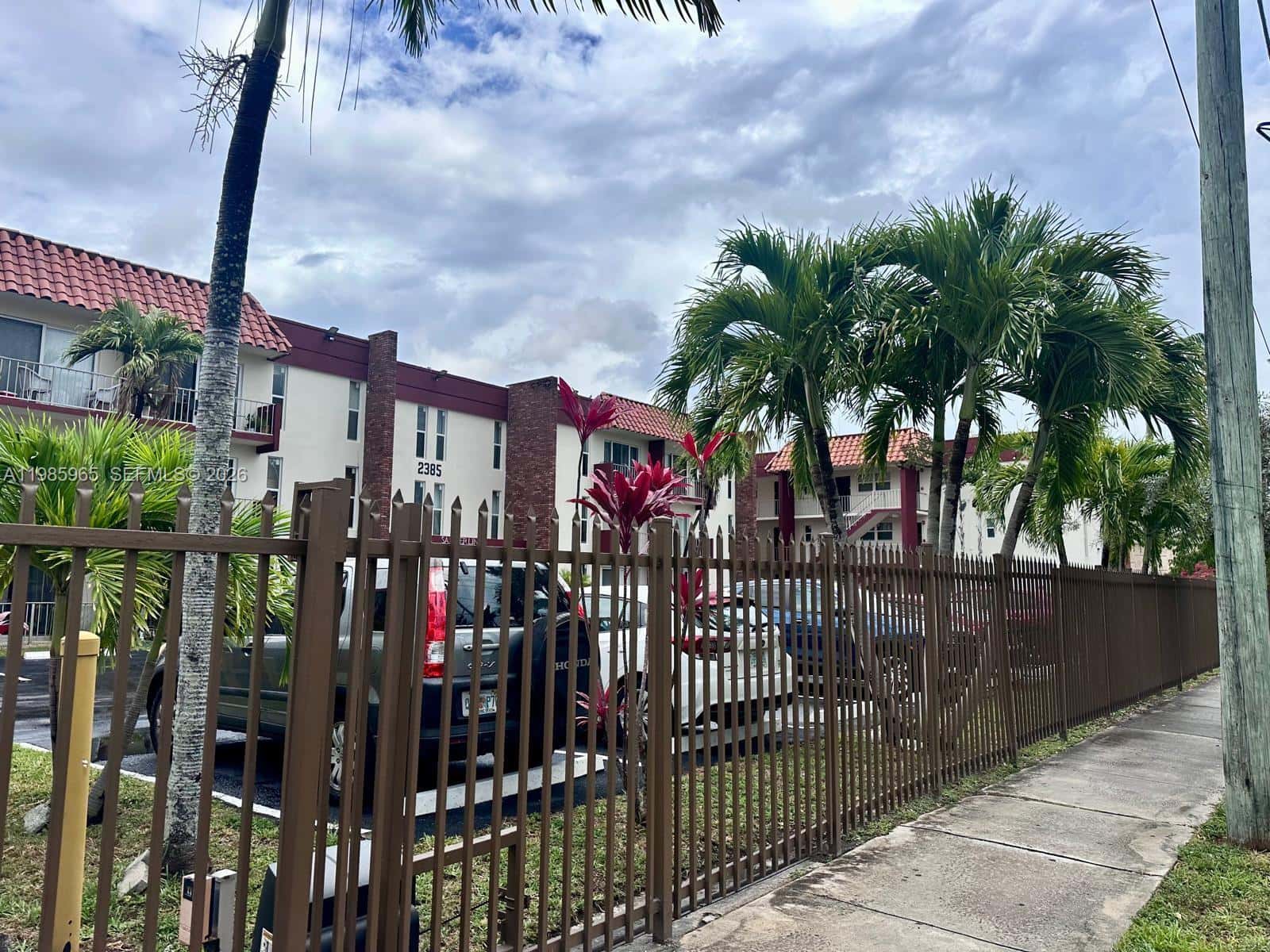 2385 NW 11th St # B16, Miami FL 33125