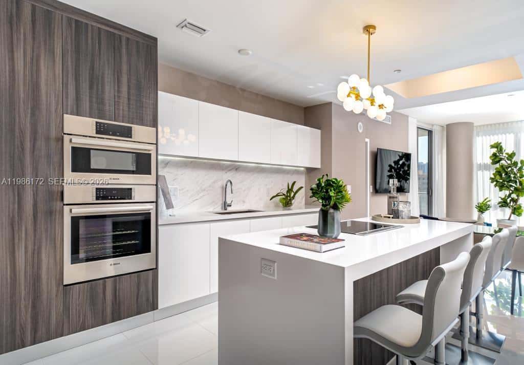 851 NE 1st Ave # 1011, Miami FL 33132