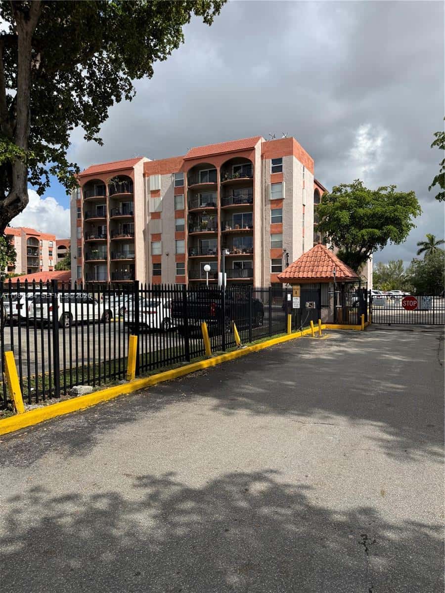 5199 NW 7th St # 111, Miami FL 33126